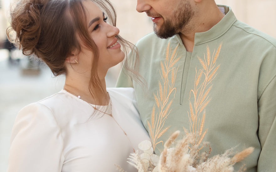 Пара на весіллі у вишиванці та корсетів від Hrushenka