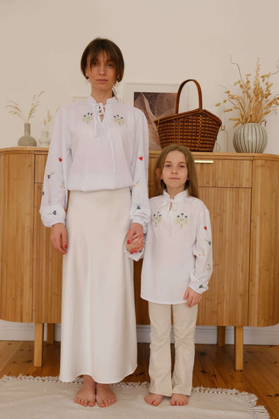 Вишиванка дитяча з квітами біла для дівчинки | Hrushenka