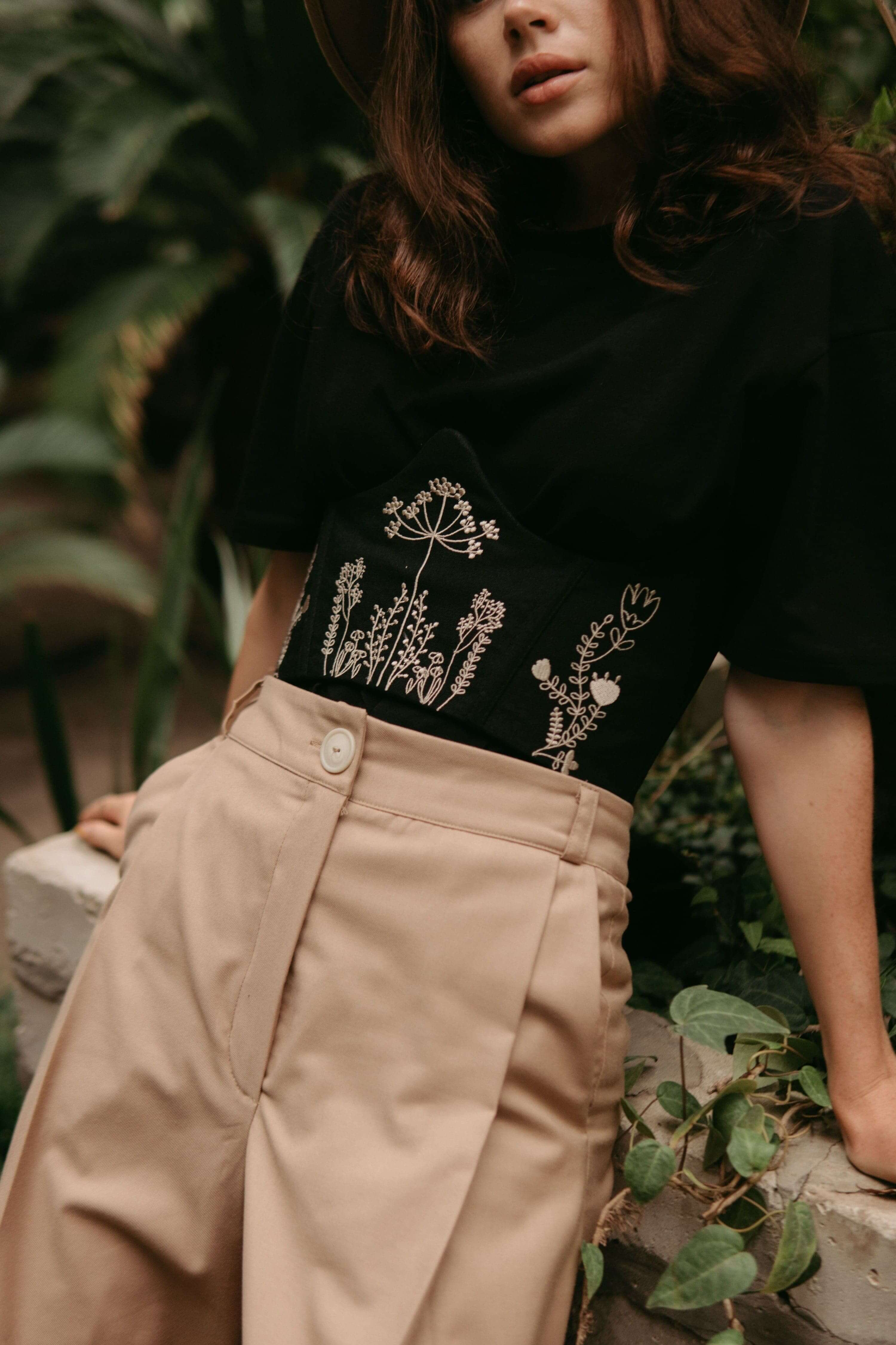 Корсет жіночий з вишивкою кропу чорний | Hrushenka